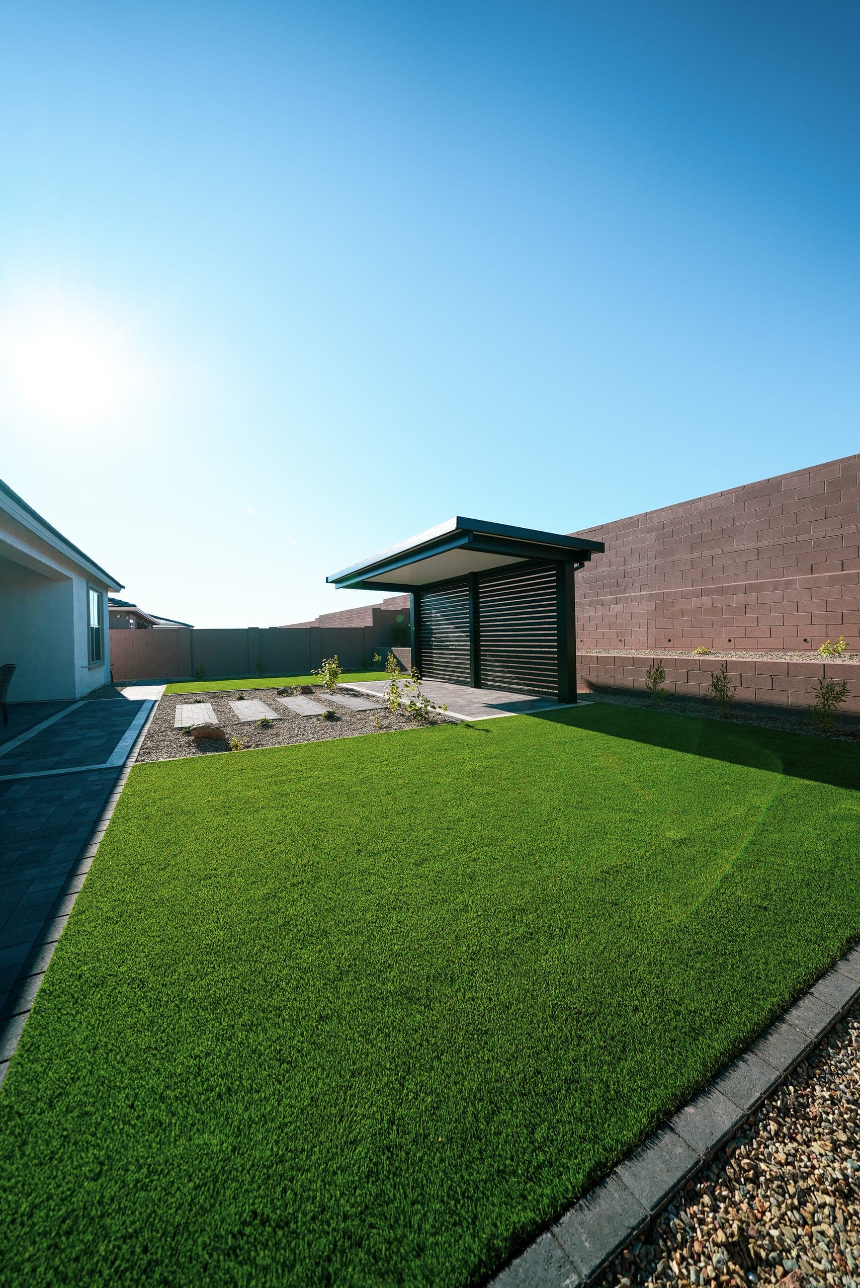 Luxury hardscape design in Gilbert, Arizona featuring modern outdoor living space