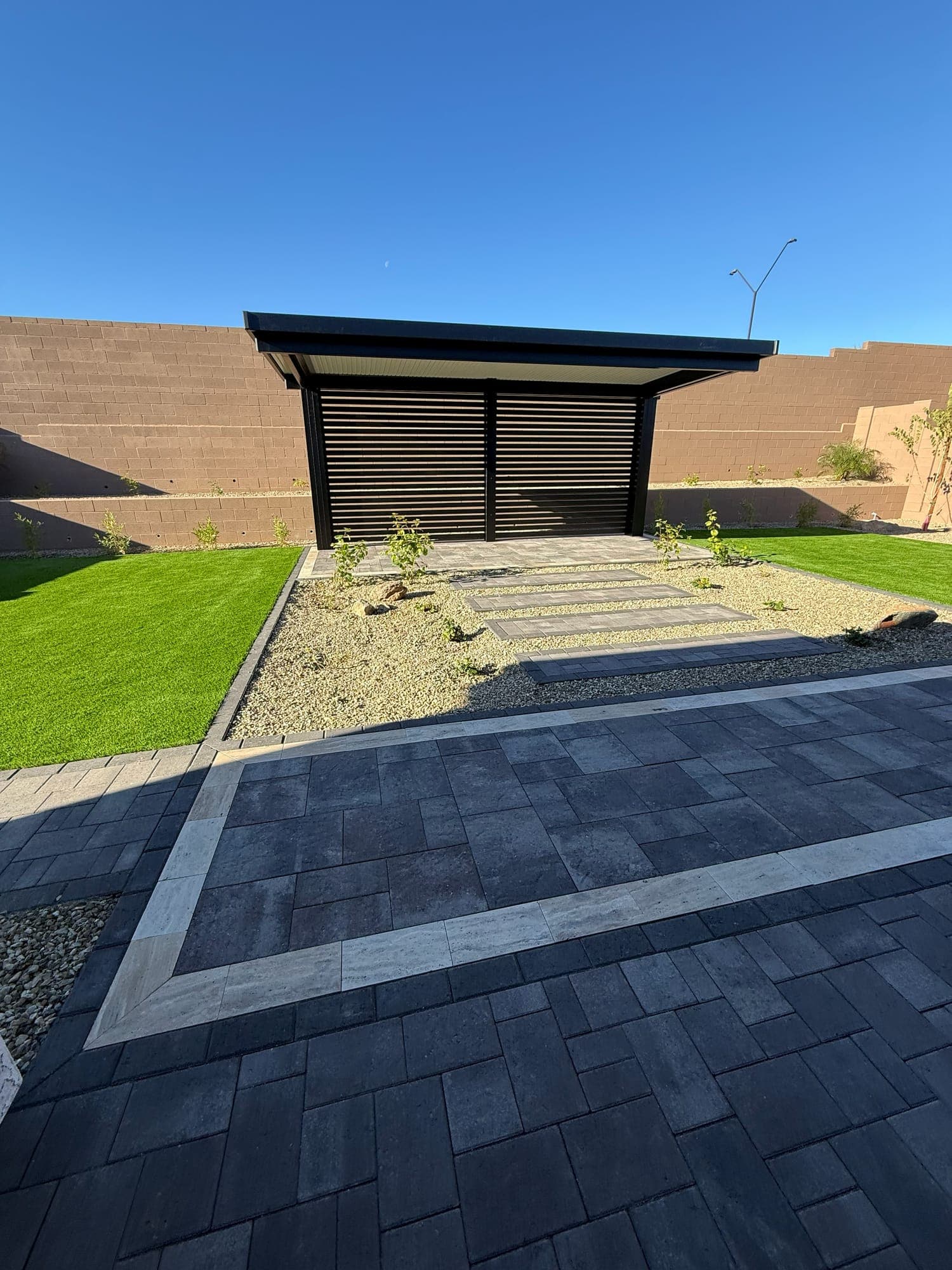 Contrasting paver inlay detail in Arizona patio